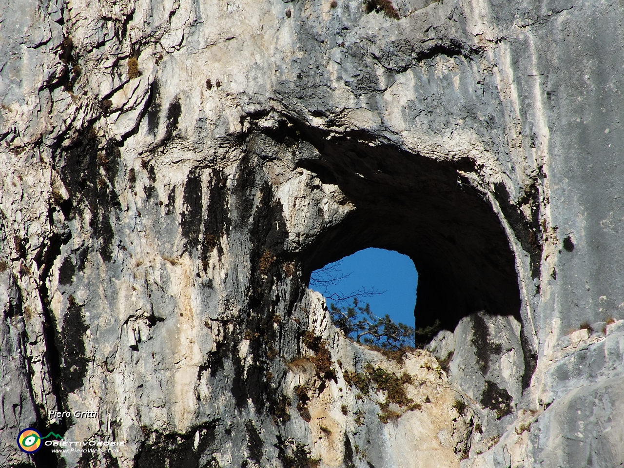 07 con foro aperto nella roccia .JPG